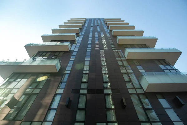 Vue en angle bas d'un immeuble de grande hauteur avec beaucoup de beaux balcons en saillie. Milan 01.20 — Photo