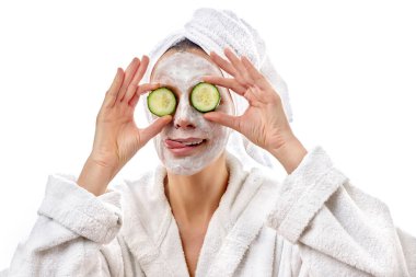 Beyaz önlüklü neşeli, genç ve güzel bir kadın dilini gösteriyor. İzole edilmiş beyaz arkaplan.