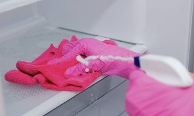 Deterjan, köpük eziciden bir paçavraya dökülüyor. Buzdolabını yıkıyorum..