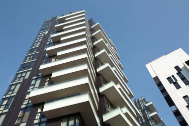 Beyaz ve koyu kahverengi fütüristik apartman mimarisini kapatın. 01.2020 Milano.