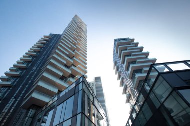 Yakın plan, apartmanların modern geleceksel mimarisinin alt görünümü.