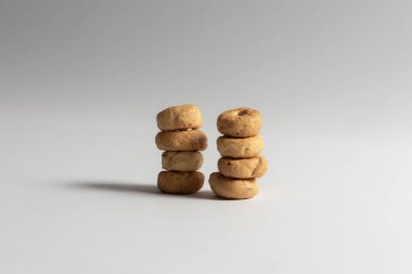 Küçük sağlıklı bir aperatifin düzgün beslenmesi. Sıfır kayıp. Gri arkaplanda.