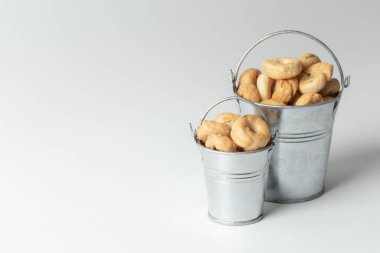 İki demir kovada küçük pişmiş atıştırmalıklar. Düzgün beslenme. Beyaz arkaplanda.