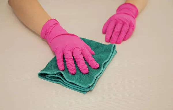 Het huis schoonmaken. Reiniging in roze rubberen handschoenen. Blauwe microvezel stof. — Stockfoto