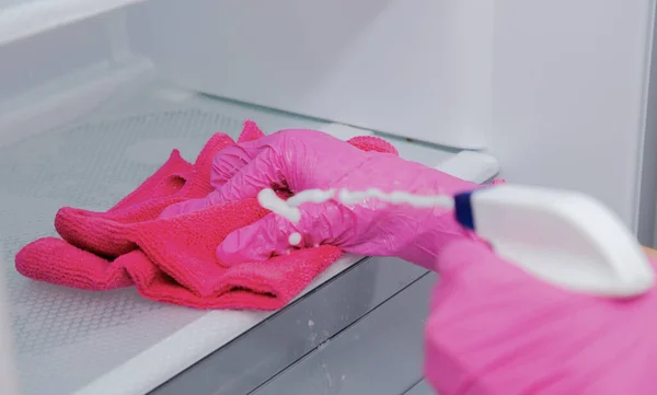Wasmiddel, schuim stroomt uit de verpulveraar en giet op een doek. Afwassen van de koelkast. — Stockfoto
