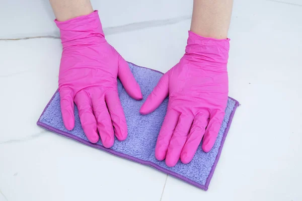 Manos con guantes rosados para limpiar, Limpieza del suelo con las manos . — Foto de Stock