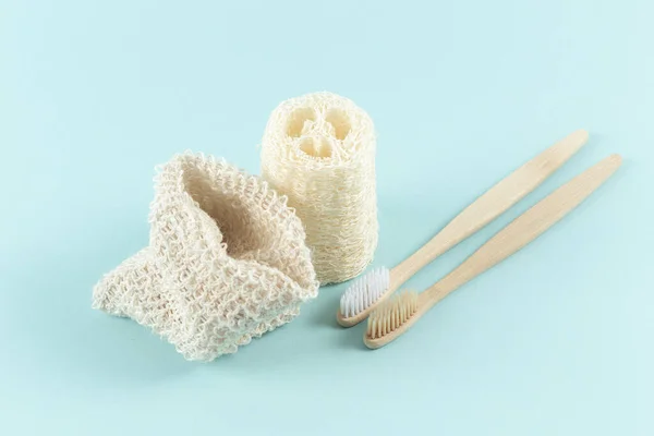 Dos cepillos de dientes hechos de madera. Producto de esponja natural para el cuerpo y la bolsa ambiental. Residuos cero . — Foto de Stock