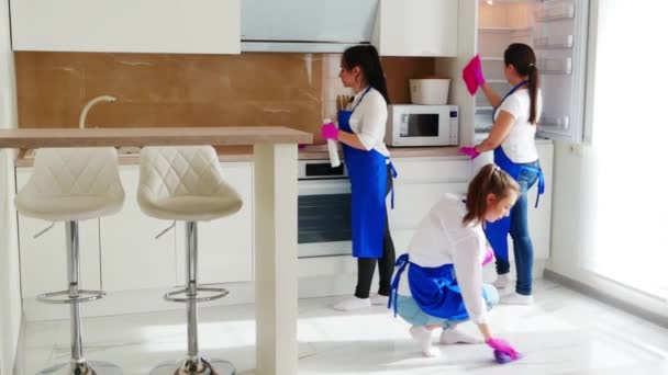 Limpieza cuidadosa de los armarios de la cocina. Limpia la mancha con guantes rosas para limpiarla. Limpieza profesional . — Vídeos de Stock