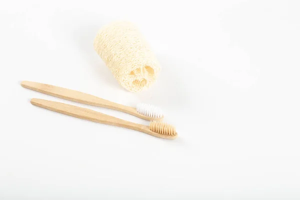 Duas escovas de dentes e saque ambiental natural projetado para o corpo, em um fundo branco . — Fotografia de Stock