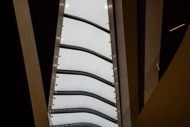 Yağmurlu havalarda cam parmaklıkları olan modern bir binada büyük cam tavan. 01.2020 Milano.