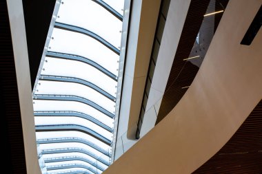 Alışveriş merkezinde ya da iş yerinde cam korkuluklar. Büyük cam tuval. 01.2020 Milano.