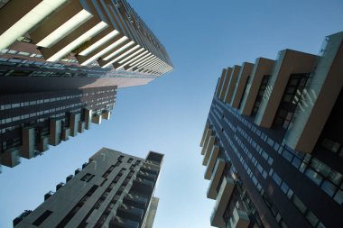 Mavi gökyüzüne karşı çok katlı fütüristik binaların manzarası. 01.20 Milano.