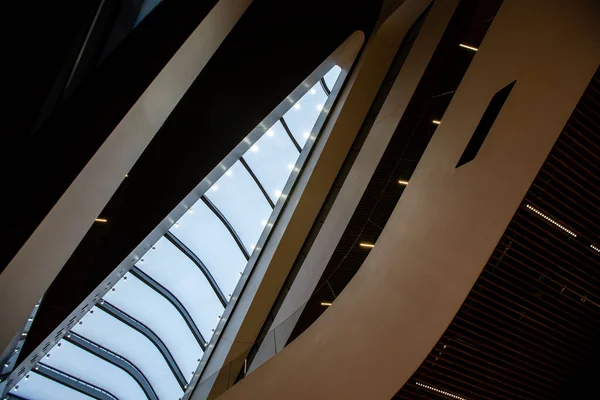 Un immeuble de bureaux moderne ou un centre commercial combiné avec un bois sombre et une grande fenêtre. 01.2020 Milan . — Photo