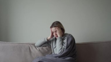 Güzel sarışın bir kızın migreni, baş ağrısı ve rahatsızlığı var..