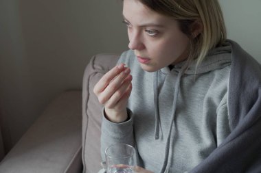 genç kadın alarak ilaç