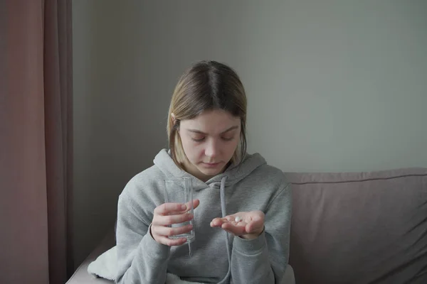 Giovane donna guarda pillola — Foto Stock