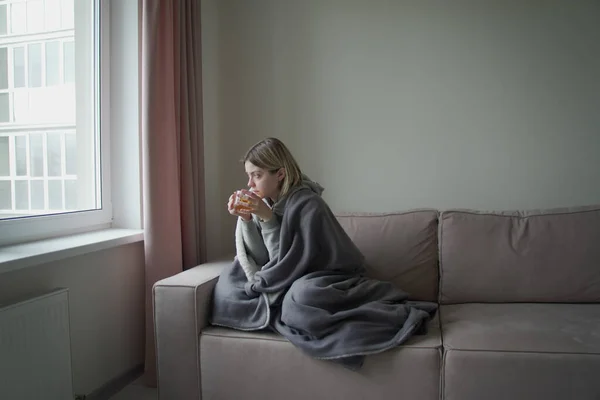 Giovane donna malata bere tè caldo a casa — Foto Stock