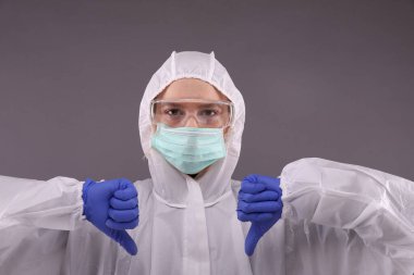 Koruyucu kostüm, gözlük ve maske takan virolog / doktor / hemşire. Koronavirüsten, gripten, ebola 'dan, tüberkülozdan ve virüsten korunuyor. Avrupa, Asya ve ABD 'de salgını durdurun.