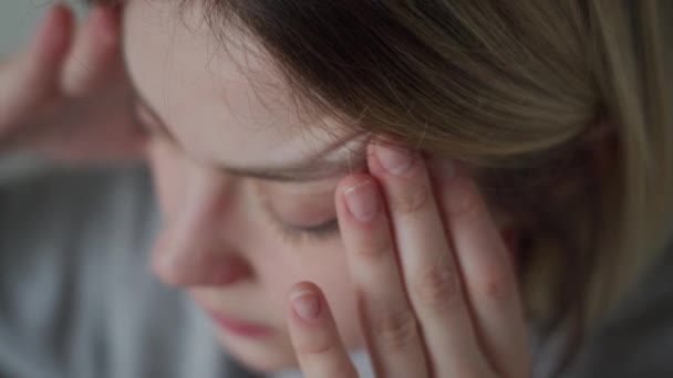 Масаж пальцями. У дівчини мігрень, головний біль, нездужання . — стокове відео