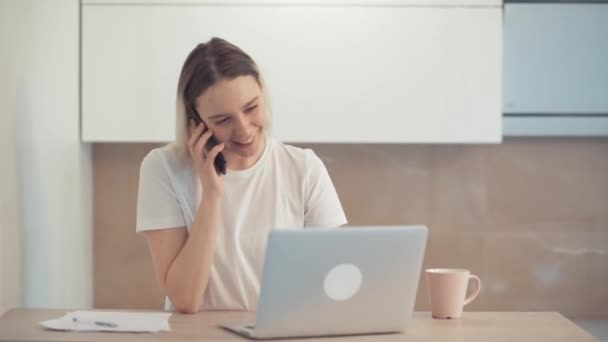 Young girl student talking on the phone. Bright room — Stock Video