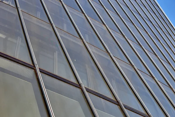 Gros plan d'une fenêtre d'un grand immeuble de bureaux. De nombreuses fenêtres . — Photo