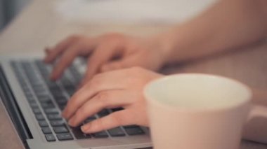 Mesafe öğrenme. Yüzü olmayan bir yazı. Kadınların güzel elleri.