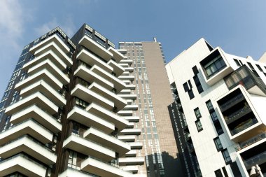 Milan, İtalya, Mart 2020. Beyaz ve koyu kahverengi fütürist apartman mimarisi. 01.2020 Milano.