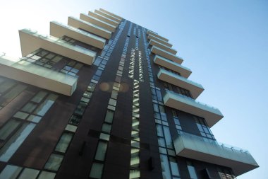 Milan, İtalya, Mart 2020. Bir sürü güzel balkonu olan kahverengi, yüksek açılı bir binanın alçak açılı görüntüsü. Milan 01.20. İtalya