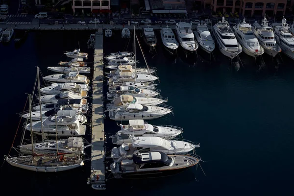 Een groot aantal luxe witte jachten. Pier met vele grote en kleine jachten — Stockfoto