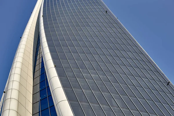 Фасад Офісного Будинку Величезною Кількістю Окулярів Розділених Вертикальними Смугами Звична — стокове фото