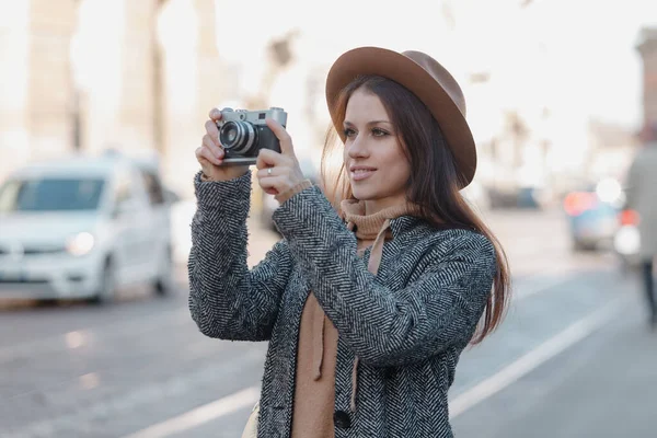 Mooi Brunette Toeristisch Meisje Houdt Een Camera Haar Handen Kijkt — Stockfoto