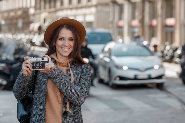 Mooi Brunette Toeristisch Meisje Wandelen Rond Stad Met Een Camera — Stockfoto