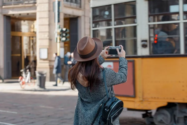 Юная Туристка Фотографирует Проезжающий Мимо Оранжевый Трамвай — стоковое фото
