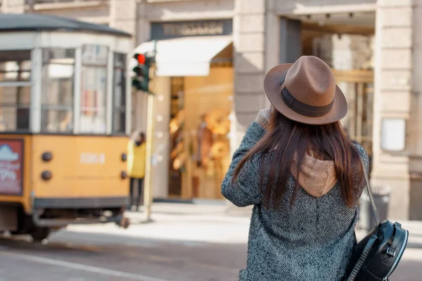 Юная Туристка Фотографирует Проезжающий Мимо Оранжевый Трамвай — стоковое фото