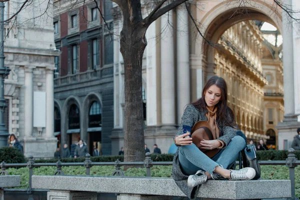 Uma Jovem Mostra Beijo Tira Uma Selfie Fundo Belo Arco — Fotografia de Stock