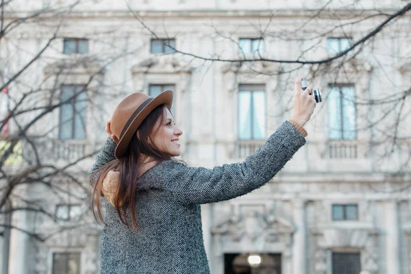 Een Jonge Brunette Meisje Neemt Foto Met Een Hoed Met — Stockfoto