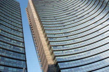 Sıradışı bir bina, yapı, iş merkezi yarı daire şeklinde inşa edilir. Binanın yuvarlak şekli. İş, yoksulluk, finans, kazanç ve refah kavramı. Milan 01.20.