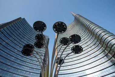 İş merkezinde güneş enerjili sokak lambası. İş, finans, kazanç ve refah kavramı. Milan 01.20.