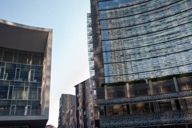 Yakınında birçok modern binanın bulunduğu bir cadde. Milan 01.20.