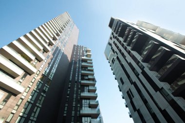 Mavi gökyüzüne karşı iki büyük modern yerleşim yeri. 01.20 Milano