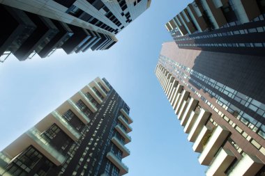 Milan 'ın merkezindeki eşsiz çok katlı binanın modern dış görünüşü çarpıcı tonlara ve geometrik şekillere sahip..