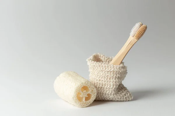 Dos cepillos de dientes hechos de madera natural y esponja natural en una bolsa ecológica. residuos nulos — Foto de Stock