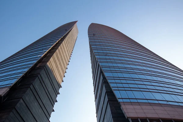 Deux immeubles de bureaux situés à proximité dans une mégalopole contre un ciel bleu. Milan 01.20 . — Photo