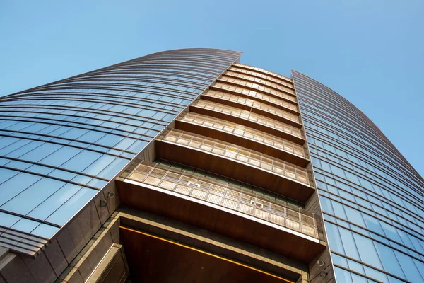 De ingang, het vizier van het gebouw, een boog onder een groot gebouw met meerdere verdiepingen. Milaan 01.20 — Stockfoto