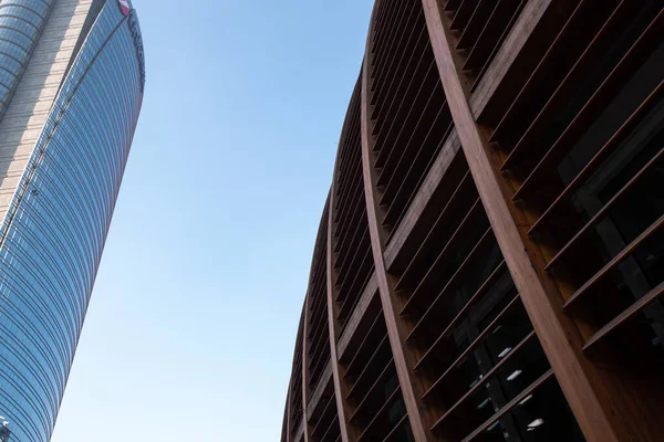Dôme en bois avec lignes horizontales contre le ciel bleu. 01.2020 Milan — Photo