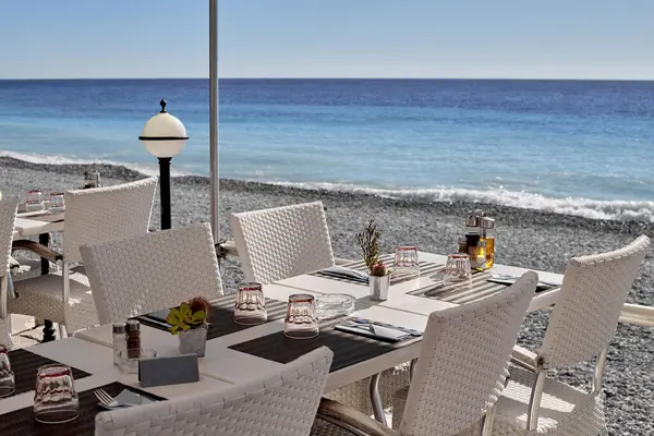 A mesa para a empresa ou almoço de negócios na costa de um mar calmo em um dia ensolarado . — Fotografia de Stock