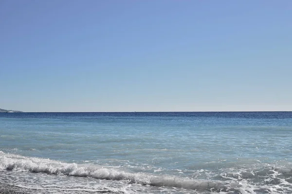 O horizonte distante do mar azul. Um dia ensolarado brilhante . — Fotografia de Stock