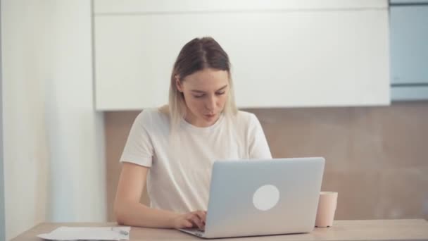 Um jovem estudante está engajado online. Casa de estudo . — Vídeo de Stock