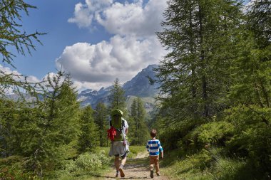 Baba ve oğul, yüksek dağların ve ormanların arasında bir yolculuğa çıktılar..