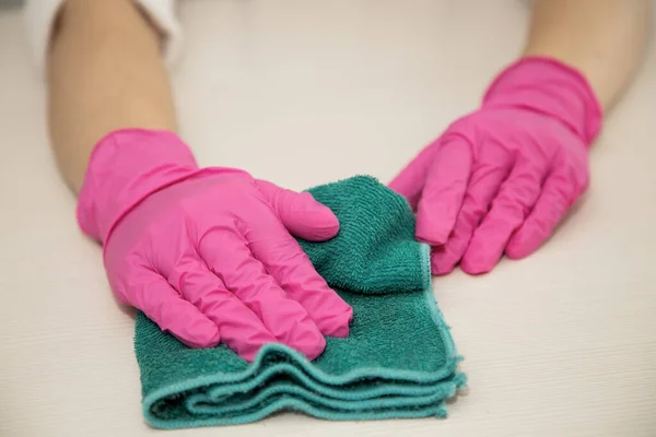 Close-up van roze handschoenen voor het schoonmaken van het huis en een blauwe microvezel doek. — Stockfoto